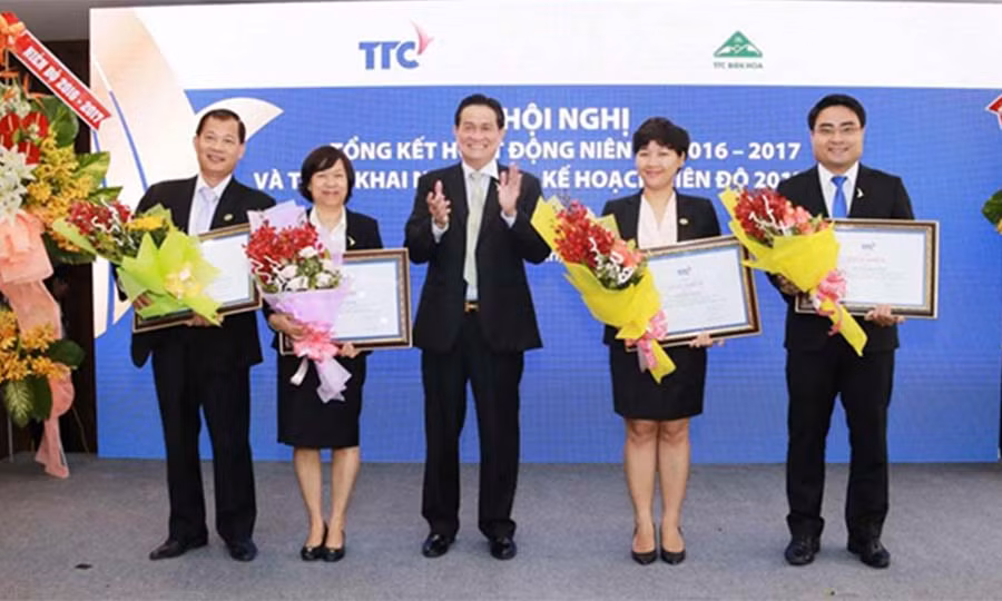 Ông Nguyễn Bá Chủ-Tổng giám đốc TTCS Gia Lai (ngoài cùng bên trái) nhận bằng khen tại Hội nghị tổng kết Tổng Công ty ngành đường TTC. Ảnh: Nguyễn Diệp Ông Nguyễn Bá Chủ-Tổng giám đốc TTCS Gia Lai (ngoài cùng bên trái) nhận bằng khen tại Hội nghị tổng kết Tổng Công ty ngành đường TTC. Ảnh: Nguyễn Diệp