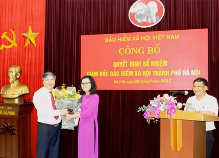 Thứ trưởng, Tổng Giám đốc BHXH Việt Nam Nguyễn Thị Minh trao quyết định bổ nhiệm cho ông Nguyễn Đức Hòa. Ảnh Tuoitrethudo.vn Thứ trưởng, Tổng Giám đốc BHXH Việt Nam Nguyễn Thị Minh trao quyết định bổ nhiệm cho ông Nguyễn Đức Hòa. Ảnh Tuoitrethudo.vn