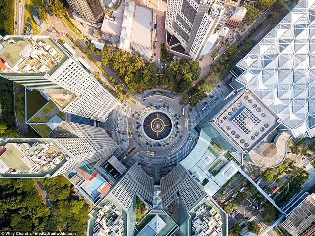 Khu phức hợp Suntec City nổi tiếng thế giới, được xây dựng từ ngày 18 tháng 1 năm 1992 đến ngày 22 tháng 7 năm 1997