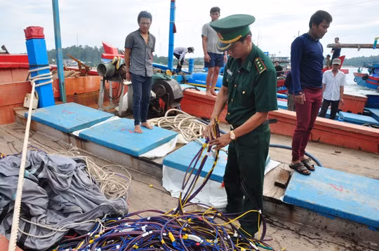 Một tàu cá ngư dân Quảng Ngãi bị tàu Trung Quốc tấn công, phá tài sản. Một tàu cá ngư dân Quảng Ngãi bị tàu Trung Quốc tấn công, phá tài sản.