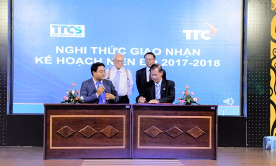 Nghi thức giao nhận kế hoạch cho niên độ 2017-2018. Ảnh: Nguyễn Diệp Nghi thức giao nhận kế hoạch cho niên độ 2017-2018. Ảnh: Nguyễn Diệp Nguyễn Diệp