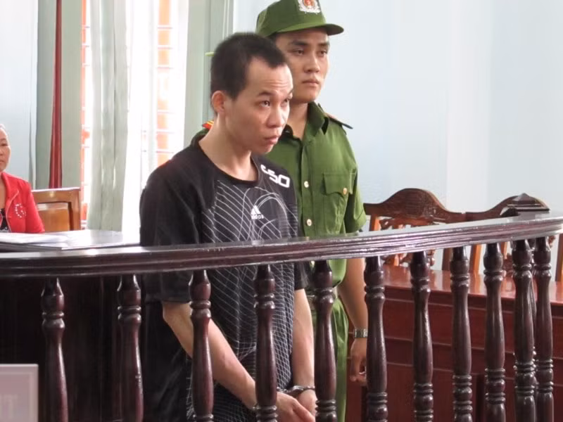 Bị cáo Đức nghe tòa tuyên án. Bị cáo Đức nghe tòa tuyên án.