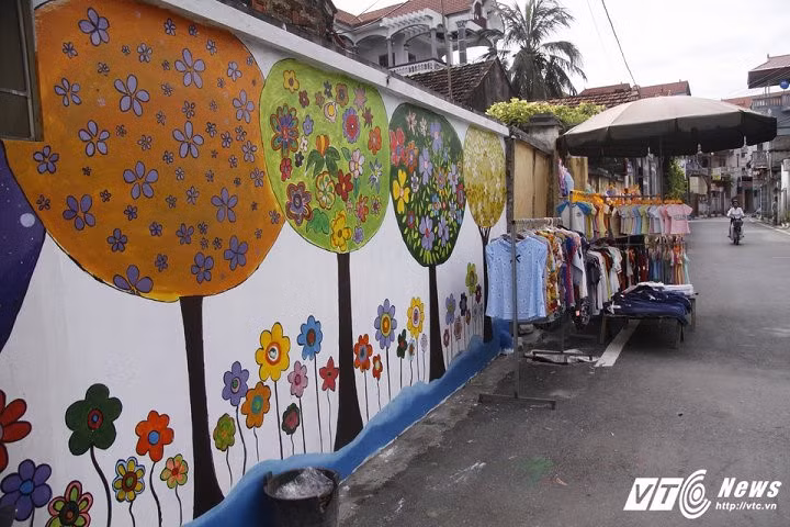 Mới hoàn thành trong mấy ngày qua, nhưng con đường bích họa này đã tạo nên bộ mặt khang trang, sạch sẽ cho vùng quê yên bình.