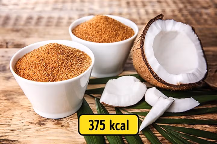 Đường dừa hữu cơ: Mặc dù có giá trị năng lượng cao nhưng đường dừa có chỉ số đường huyết thấp và rất nhiều lợi ích khác. Nó được đánh giá tốt hơn nhiều so với đường trắng.