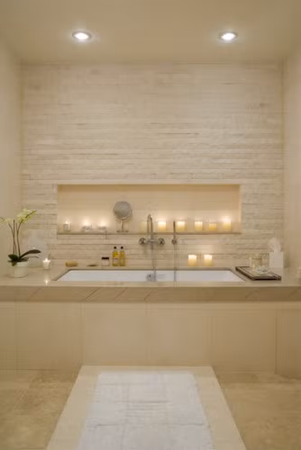 Kệ trên bồn tắm là một cách lý tưởng để tối đa hóa không gian phòng tắm, là nơi lưu giữ đồ vệ sinh cá nhân. Kệ trên bồn tắm là một cách lý tưởng để tối đa hóa không gian phòng tắm, là nơi lưu giữ đồ vệ sinh cá nhân.