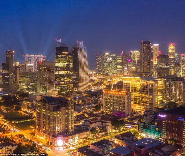 Ngày nay, những tòa nhà tại Singapore không còn mang hình khối hộp truyền thống mà thay vào đó là đủ hình dáng, màu sắc và cũng thân thiện với thiên nhiên hơn