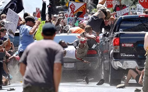 Bạo động bùng phát tại Charlottesville hồi cuối tuần qua. Ảnh: Reuters Bạo động bùng phát tại Charlottesville hồi cuối tuần qua. Ảnh: Reuters