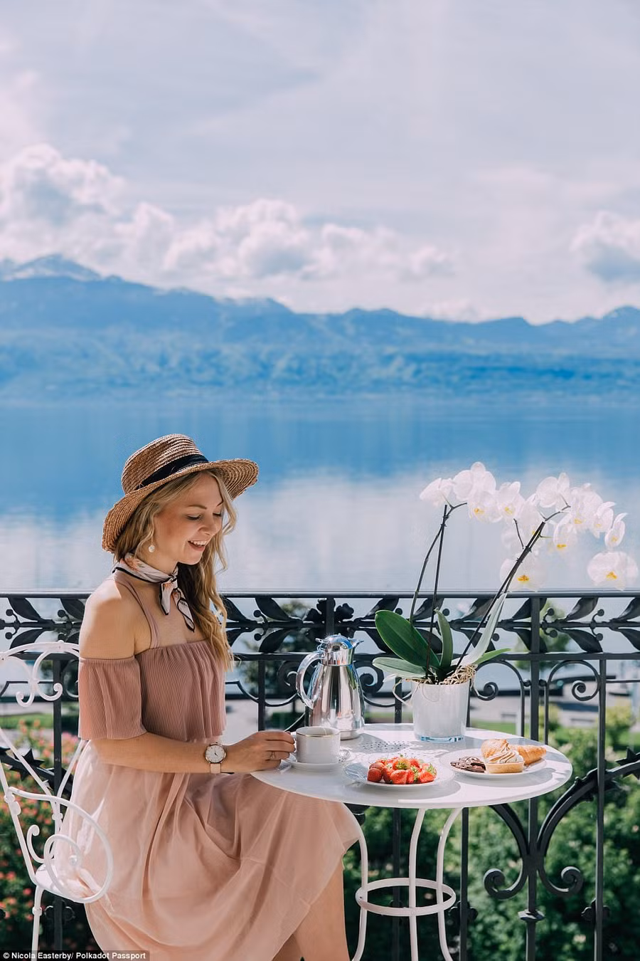 Cô gái 23 tuổi cho hay: "Nhờ chia sẻ hình ảnh và kinh nghiệm trên mạng, cơ hội đến với tôi nhiều hơn. Tôi bắt đầu có nguồn thu nhập từ việc đi du lịch. Điều này khiến tôi rất vui và càng thích đi nhiều hơn nữa". Cô gái 23 tuổi cho hay: