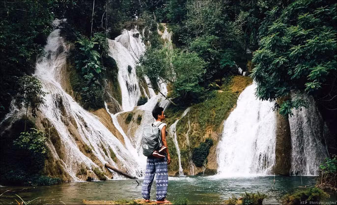 Ngược về vùng núi phía Bắc, thác Bản Ba (huyện Chiêm Hóa, Tuyên Quang) nằm sâu trong khu rừng nguyên sinh, giữa núi non trùng điệp. Thác có 3 tầng chính, dòng nước trong vắt với những phiến đá to dưới chân thác. Ảnh: Nguyễn Tuấn Vũ.