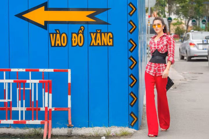Cô lựa chọn và kết hợp những bộ trang phục cùng phụ kiện nhiều màu sắc.