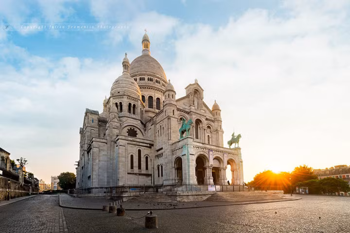 Paris là một vùng đất của nghệ thuật và nghệ sĩ. Thành phố đầy những di tích có tầm quan trọng trong lịch sử của thành phố và thế giới. Lịch sử phong phú của thành phố này thu hút rất nhiều những người đam mê khảo cổ và những người yêu thích kiến trúc. Một số di tích kiến trúc nổi tiếng là Boulevard Montmartre được xây dựng vào năm 1897, Basilique du Sacré-Cœur ở Montmartre, bảo tàng Louvre nổi tiếng, Panthéon...