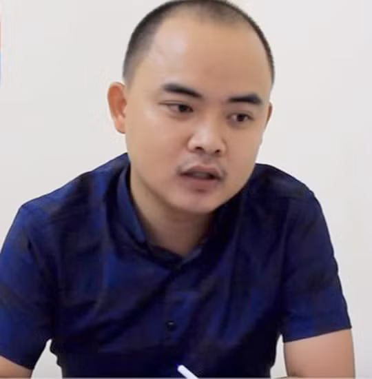 Nguyễn Quang Hiếu tại cơ quan công an.