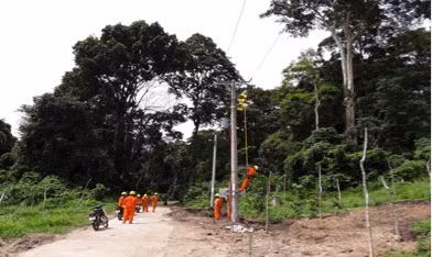 Điện lực Kbang đóng điện trạm biến áp. Ảnh: Hà Duy Điện lực Kbang đóng điện trạm biến áp. Ảnh: Hà Duy