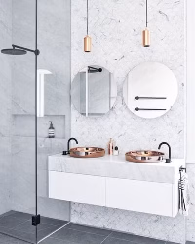 Đưa kim loại vào phòng tắm. Đồng thau và đồng đen là một trong những sự kết hợp tuyệt vời cho phòng tắm. Đưa kim loại vào phòng tắm. Đồng thau và đồng đen là một trong những sự kết hợp tuyệt vời cho phòng tắm.