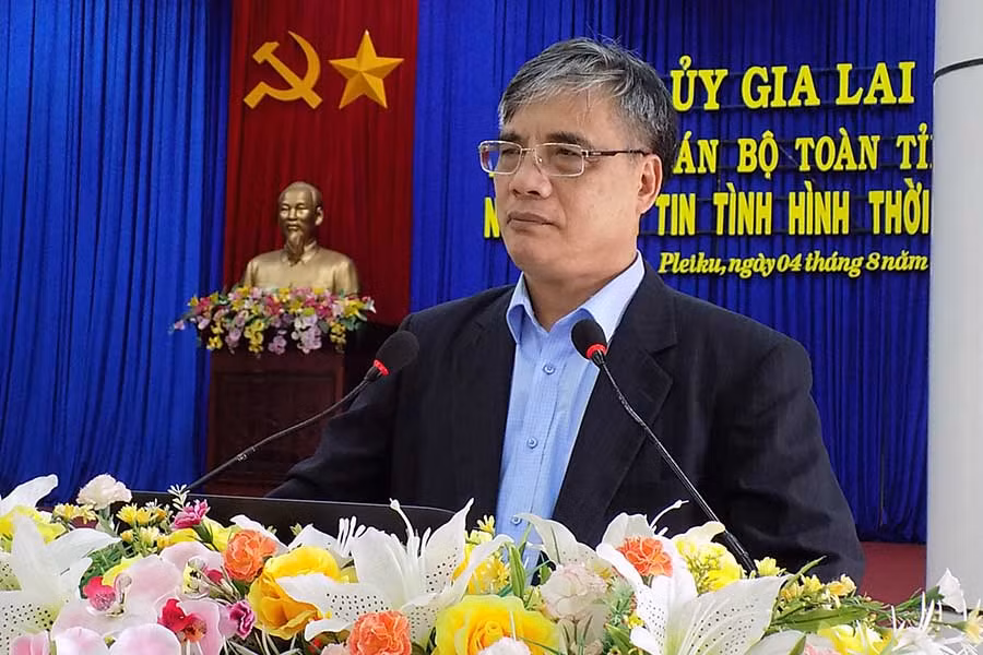 Phó Giáo sư, Tiến sĩ Trần Đình Thiên phổ biến thông tin thời sự. Ảnh: T.N