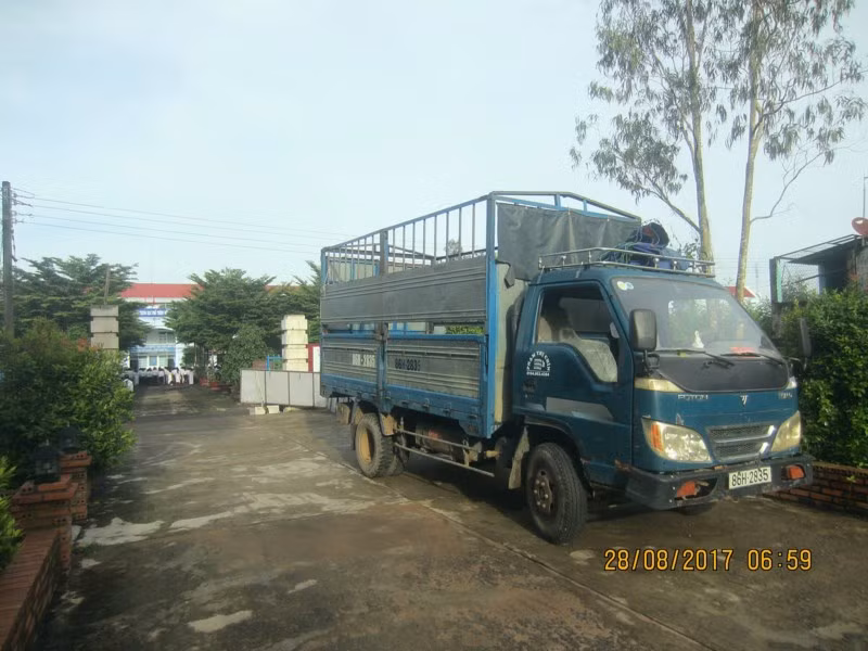 Tấm bảng trường bị kéo đổ.