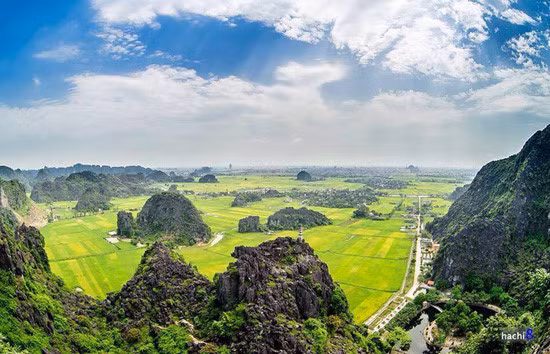 Hang Múa ở xã Ninh Xuân, huyện Hoa Lư, Ninh Bình được mệnh danh là "nàng thơ của Tam Cốc" hay "Vạn lý trường thành của Việt Nam" với khung cảnh hùng vĩ của những đỉnh núi, một chút thơ mộng của những cánh đồng lúa chín vàng rợp cánh cò bay hay những ngọn tháp đầy ma mị trên đỉnh núi. Hang Múa ở xã Ninh Xuân, huyện Hoa Lư, Ninh Bình được mệnh danh là