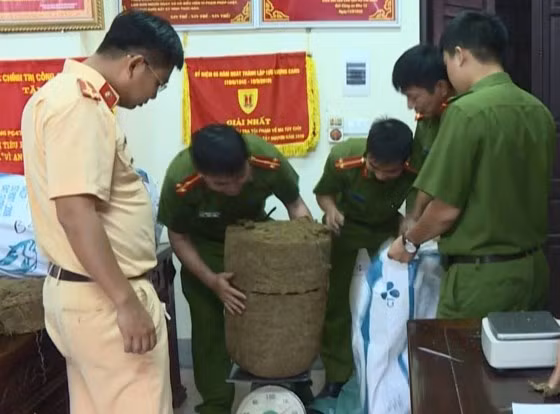  Lực lượng công an kiểm đếm tang vật ma túy thu giữ được.