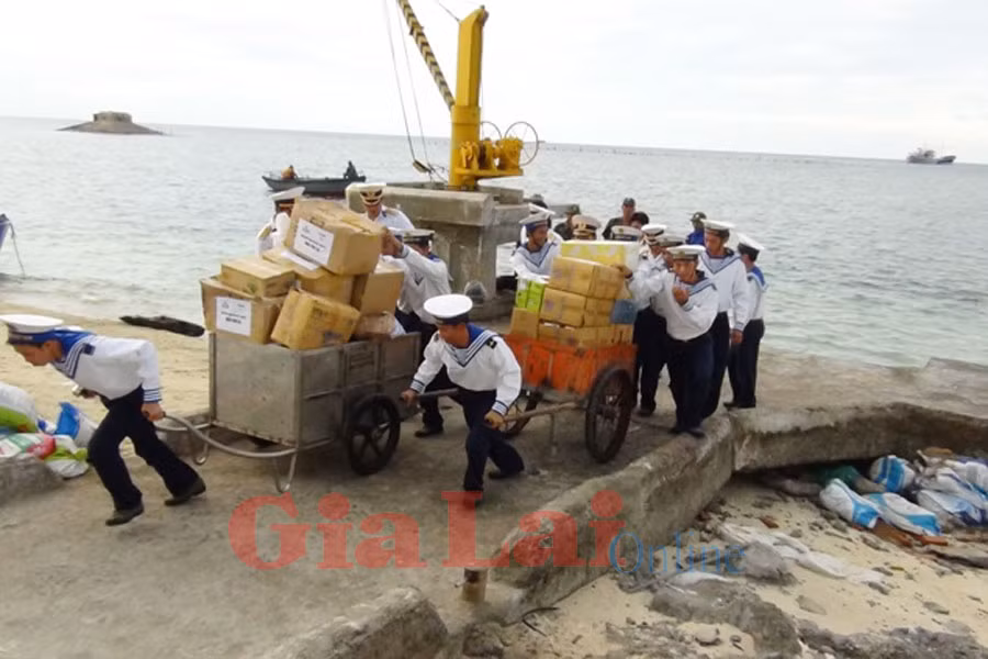 Chở quà vào đảo Sinh Tồn. Ảnh: Mai Thắng Chở quà vào đảo Sinh Tồn. Ảnh: Mai Thắng