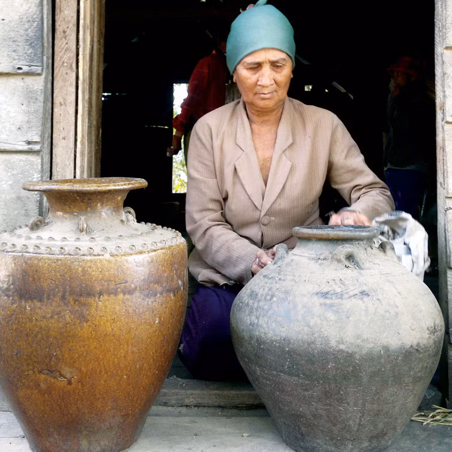 Bà Ksor H’Nhriu cho chúng tôi xem 2 ghè rượu cổ còn lại của “Vua gió”. Ảnh: L.A