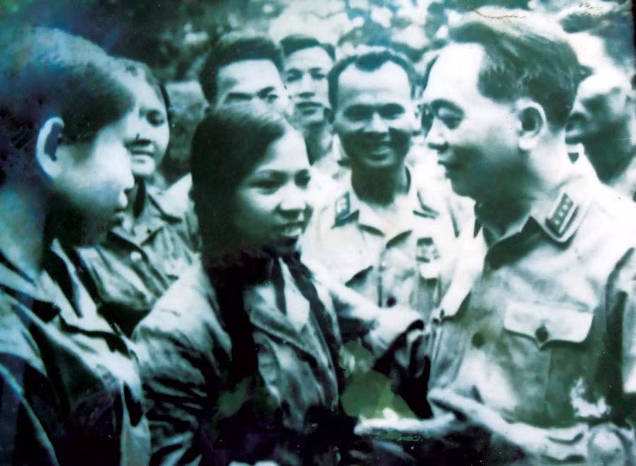 Bà Thừa cùng đoàn cán bộ, chiến sĩ miền Nam chụp ảnh lưu niệm với Đại tướng. Ảnh: L.V.N