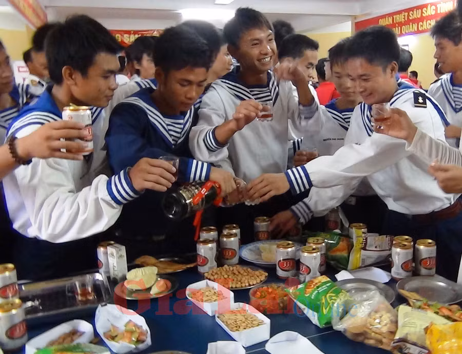 Chiến sĩ đảo Đá Tây thưởng thức quà từ đất liền. Ảnh: Mai Thắng Chiến sĩ đảo Đá Tây thưởng thức quà từ đất liền. Ảnh: Mai Thắng