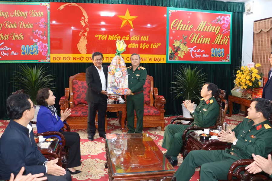Bí thư Tỉnh ủy Hồ Văn Niên đến thăm, chúc Tết Binh đoàn 15. Ảnh: Quang Tấn