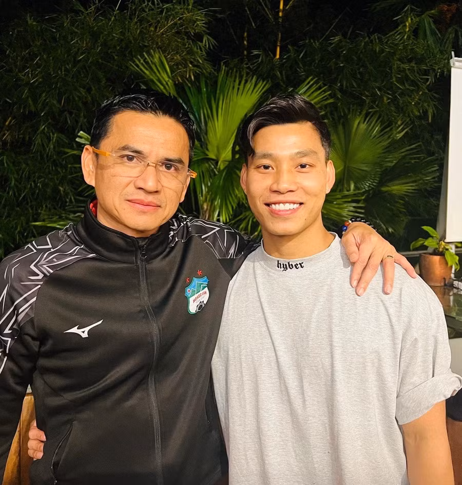 Văn Thanh (phải) là người thứ 3 của khóa 1 Học viện HAGL Arsenal JMG rời phố núi. Ảnh: KIATISAK SENAMUANG
