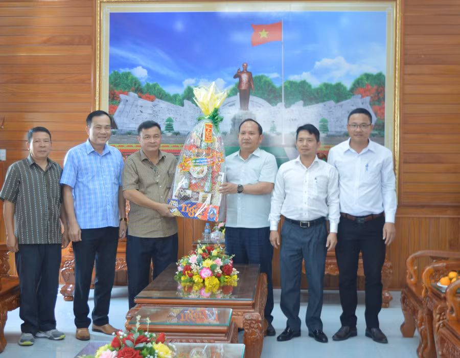 Phó Bí thư Tỉnh ủy Rah Lan Chung (thứ 3 từ phải qua) thăm, chúc Tết cán bộ, chiến sĩ Phòng 10 (Tổng cục II, Bộ Quốc phòng). Ảnh: Anh Huyi cảm ơn đến Tập thể Ban Giám đốc Học viện và quý thầy, cô. Ảnh: Anh Huy