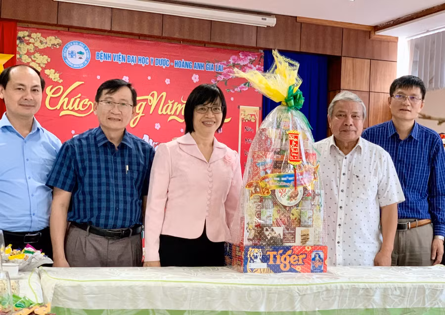 Phó Chủ tịch UBND tỉnh Nguyễn Thị Thanh Lịch thăm, chúc Tết tại Bệnh viện Đại học Y dược- Hoàng Anh Gia Lai. Ảnh: Như Nguyện
