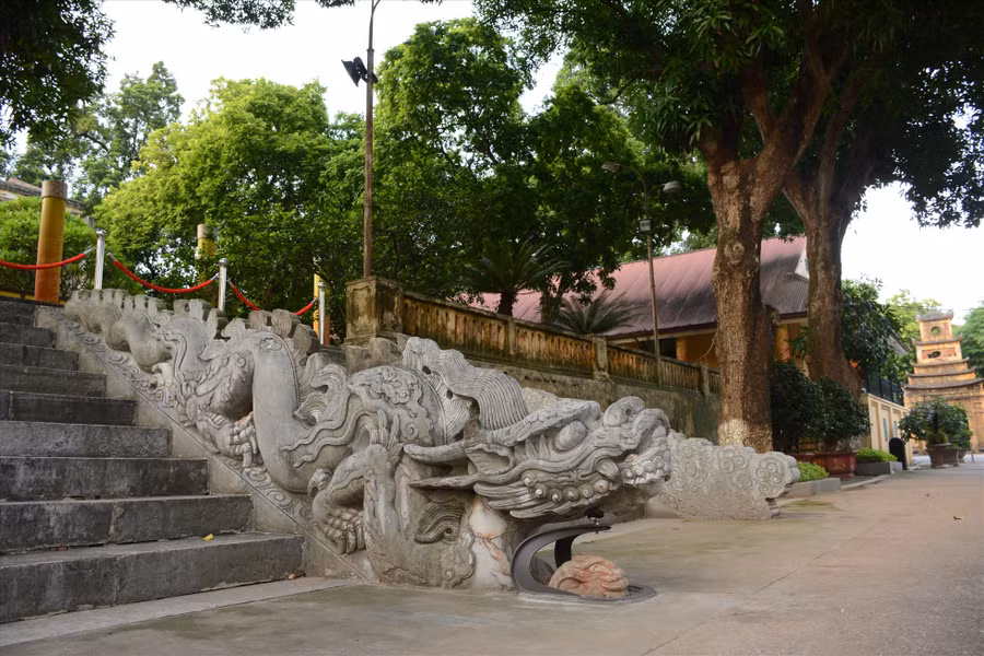 Thành bậc rồng Điện Kính Thiên, báu vật ngàn năm. Ảnh: Hữu Mạnh