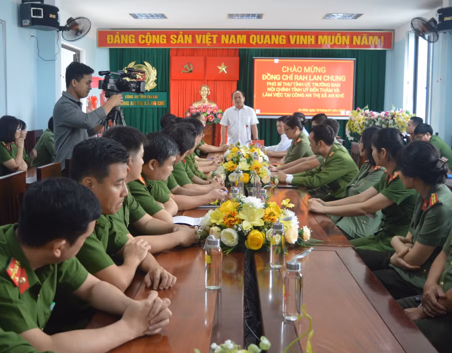 Phó Bí thư Tỉnh ủy Rah Lan Chung biểu dương, ghi nhận những thành tích của Công an Thị xã An Khê. Ảnh: Anh Huy
