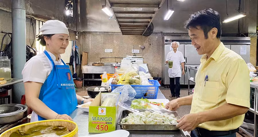 Bếp trưởng Nguyễn Hùng Lĩnh (bìa phải) luôn chú trọng đào tạo, hướng dẫn đội ngũ bếp mang tính kế thừa nhằm đảm bảo hoạt động bếp liên tục, thông suốt. Ảnh: Sơn Ca