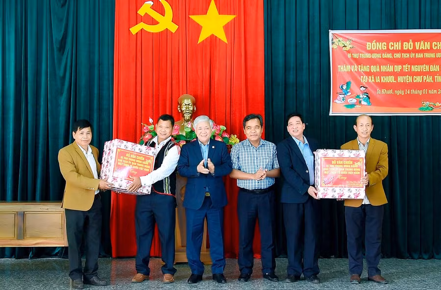Chủ tịch Ủy ban Trung ương MTTQ Việt Nam Đỗ Văn Chiến (thứ 3 từ trái sang) và Bí thư Tỉnh ủy Hồ Văn Niên (thứ 4 từ trái sang) tặng quà Tết cho xã Ia Khươl (huyện Chư Păh). Ảnh: Đức Thụy
