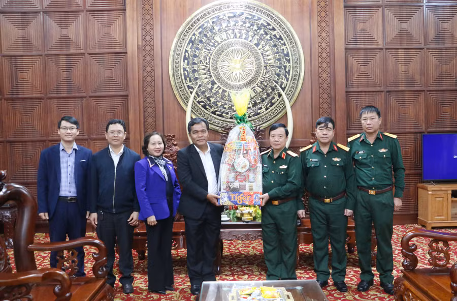 Đoàn đã đến thăm, chúc Tết Quân đoàn 3. Ảnh: Quang Tấn