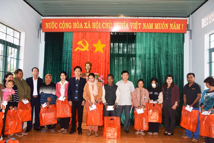 Lãnh đạo các cơ quan, đơn vị tặng quà cho người dân xã Ia Sao (thị xã Ayun Pa). Ảnh: Vĩnh Hoàng