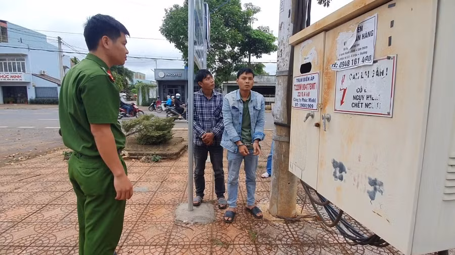 Đối tượng Lê Lai và Hoàng Trung Thông tại một trạm biến áp bị cắt dây điện.