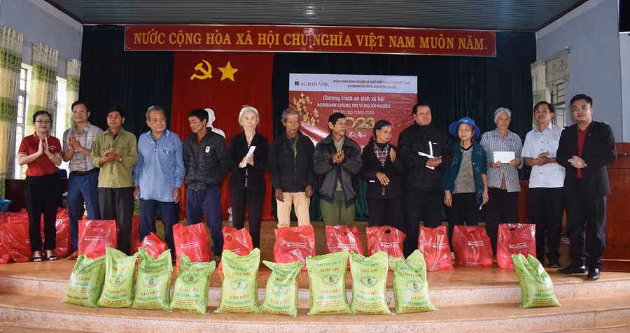 Đại diện đơn vị trao quà cho các gia đình. Ảnh: Minh Thoan Đại diện đơn vị trao quà cho các gia đình. Ảnh: Minh Thoan