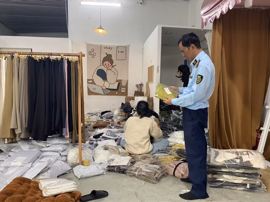 Lực lượng Quản lý thị trường tỉnh Đắk Lắk kiểm tra một cơ sở buôn bán quần áo không rõ nguồn gốc xuất xứ tại địa bàn. Ảnh: Bảo Trung
