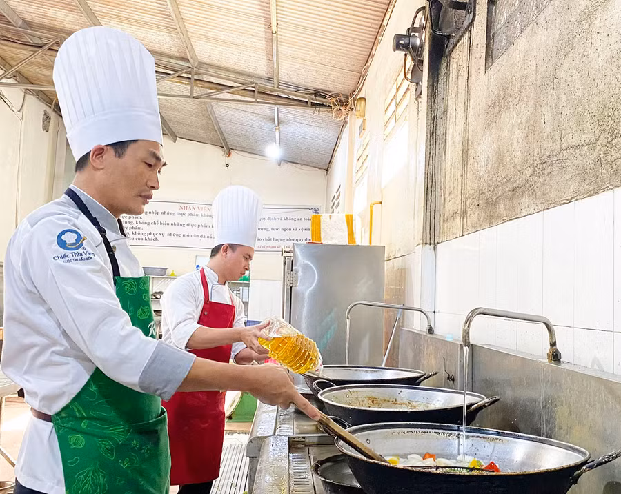 Đặc thù công việc đứng bếp nhiều áp lực buộc người đầu bếp phải có sức khỏe, sự kiên nhẫn để theo nghề lâu dài. Ảnh: Sơn Ca