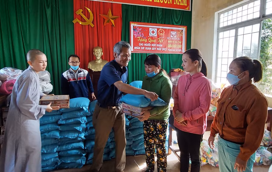 Đoàn trao quà cho những gia đình có hoàn cảnh khó khăn tại xã Gào. Ảnh: Hà Phương