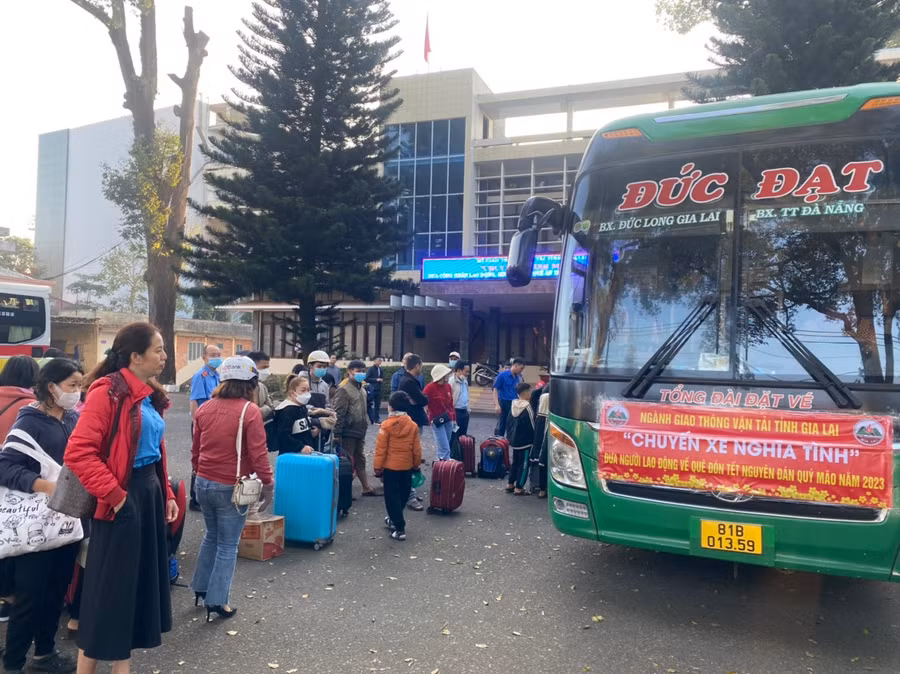 Công nhân, người lao động có mặt từ sớm để về quê trên chuyến xe nghĩa tình. Ảnh: Lê Anh