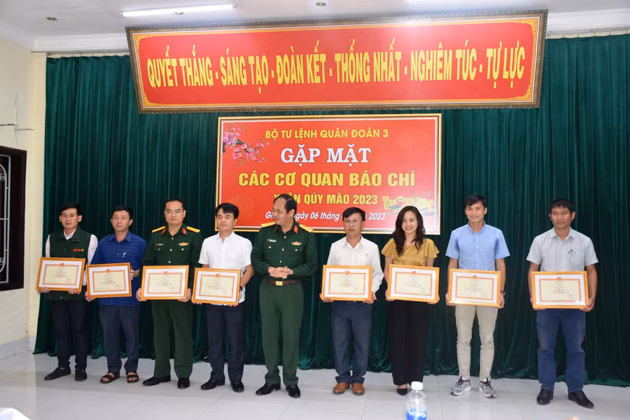 Đại tá Nguyễn Thanh Phong- Phó Chính ủy Quân đoàn 3 tặng bằng khen cho các tập thể và cá nhân. Ảnh: Vĩnh Hoàng