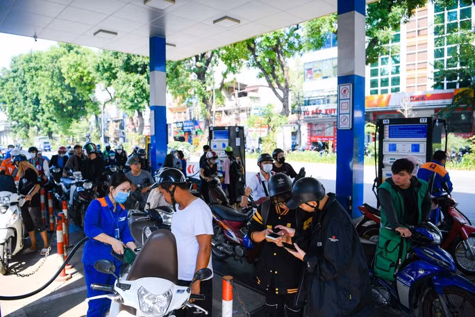 Giá xăng tăng từ 15 giờ ngày 3-1