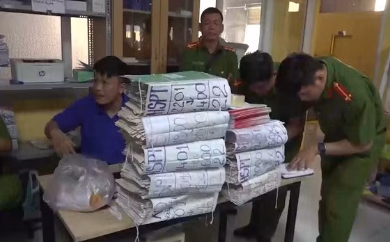 Công an khám xét TTĐK 50-17D. Ảnh: CHÍ THẠCH
