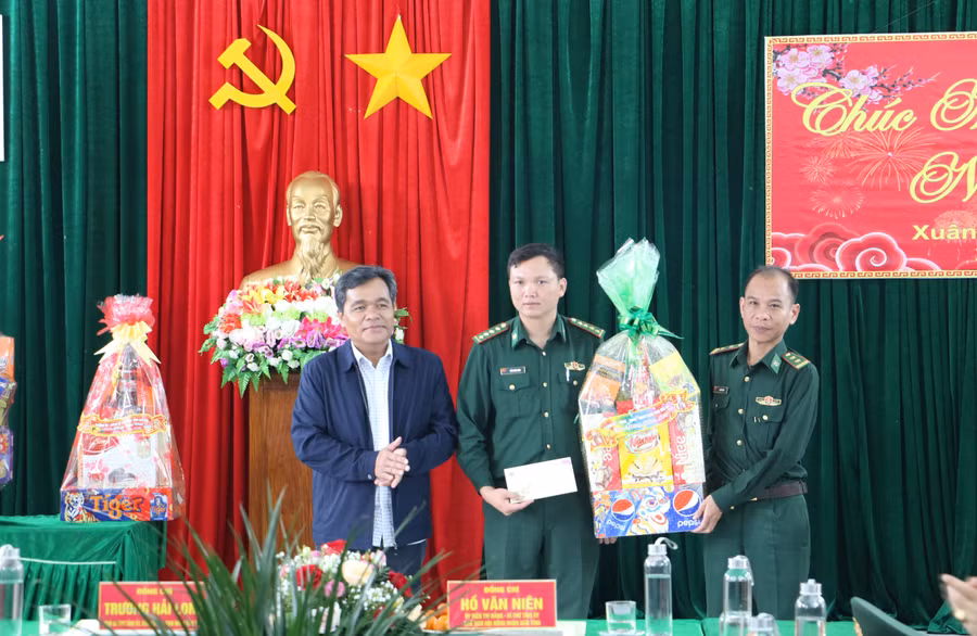 Bí thư Tỉnh ủy Hồ Văn Niên tặng quà, chúc Tết cán bộ, chiến sĩ Đồn Biên phòng Ia O (huyện Ia Grai).