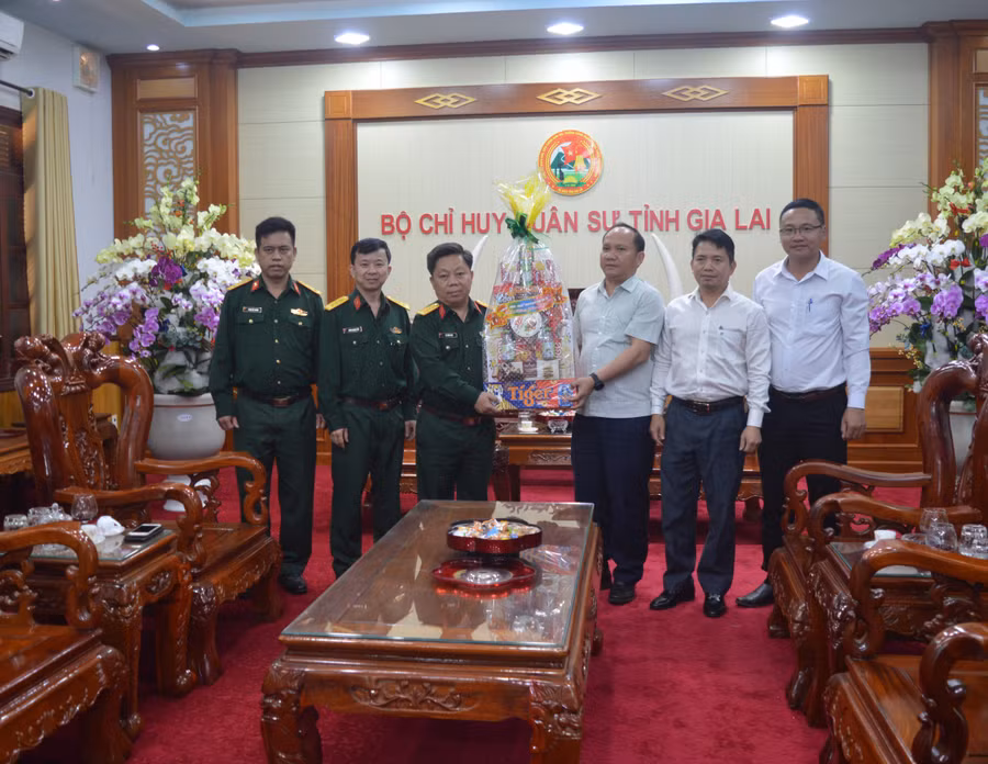 Phó Bí thư Tỉnh ủy Rah Lan Chung (thứ 3 từ phải qua) thăm, chúc Tết cán bộ, chiến sĩ Bộ Chỉ huy Quân sự tỉnh Gia Lai. Ảnh: Anh Huy xúc cử tri. Ảnh: Anh Huy