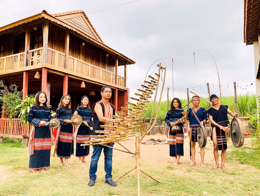  Anh A Ngưi (người đánh đàn) là người kết nối với người dân trong làng Kjang, xã Kông Lơng Khơng, huyện Kbang cùng chung tay phát triển du lịch cộng đồng. Ảnh nhân vật cung cấp