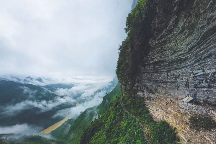 Điểm cắm trại vách đá trắng nổi tiếng ở Hà Giang. Ảnh: Hà Anh Khoa Điểm cắm trại vách đá trắng nổi tiếng ở Hà Giang. Ảnh: Hà Anh Khoa