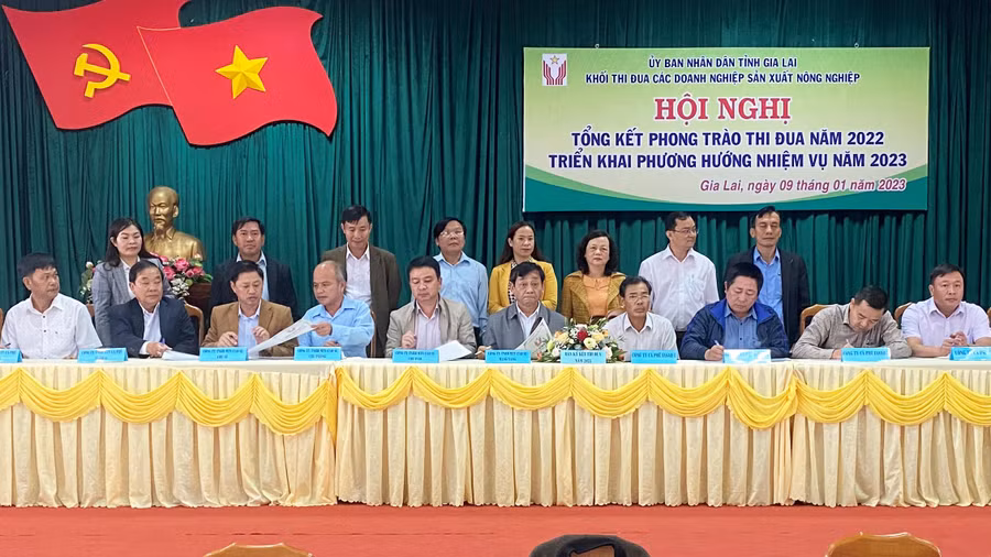 Các đơn vị trong khối thi đua ký kết giao ước thi đua năm 2023. Ảnh: Hà Đức Thành
